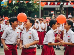 Anak-anak sekolah dasar sedang mengikuti lomba balon sambil tertawa ceria dalam perayaan HUT Kemerdekaan RI di sekolah.