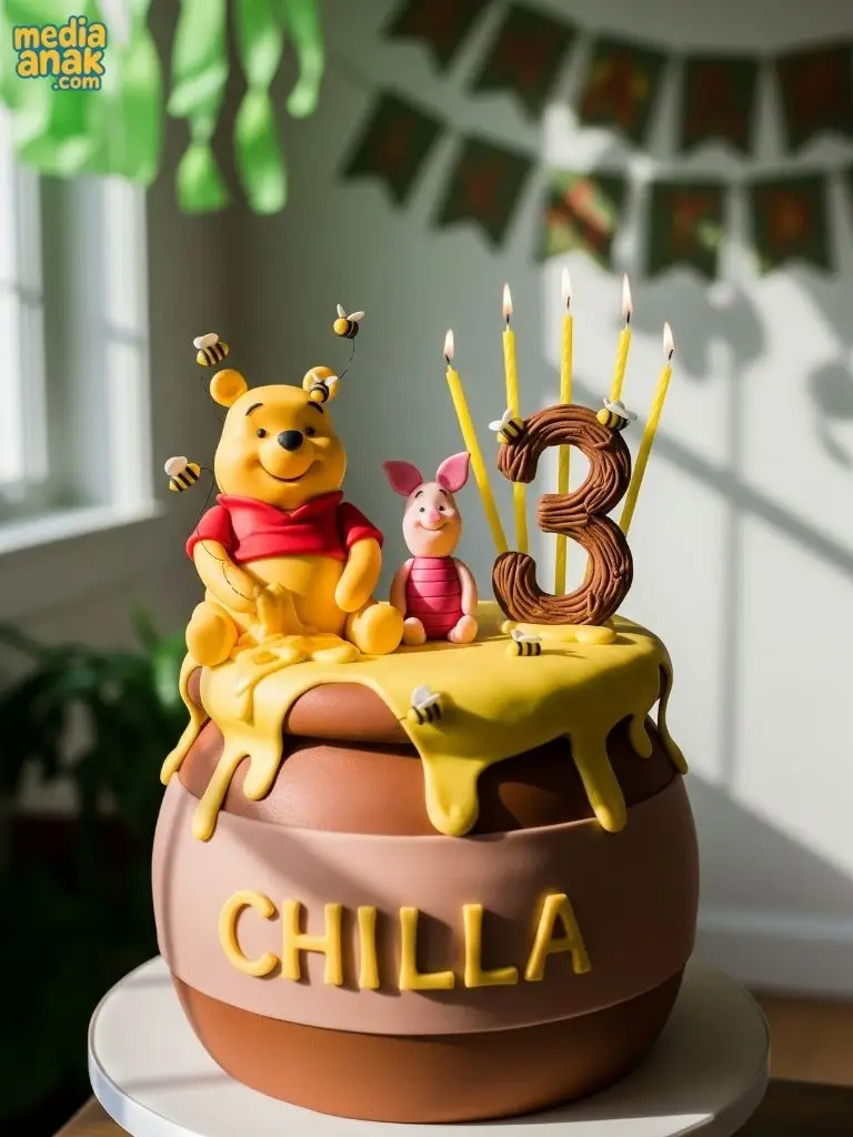 Kue ulang tahun berbentuk toples madu, dihiasi figur Winnie the Pooh, Piglet, dan lebah.
